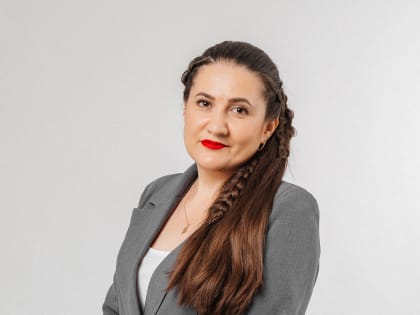 Директор НШФ ЮФУ Наталья Вакула поздравляет с Днем российского студенчества