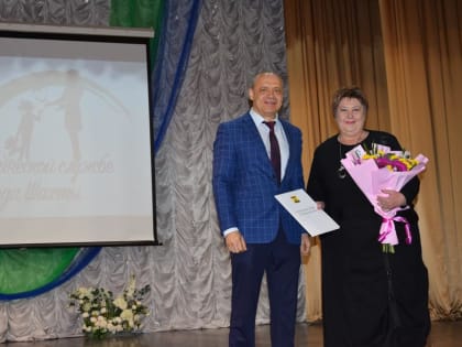 Со 100-летием педиатрической службы поздравил коллектив ДГБ и.о. председателя городской Думы – главы города Шахты Константин Корнеев