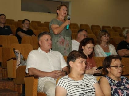 О состоянии клумбы на въезде в Волгодонск и о медицине поинтересовались горожане у главы администрации