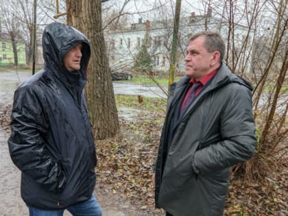 Дворы с опасными засохшими и разросшимися деревьями посетил ВРИО главы администрации Вадим Кулеша