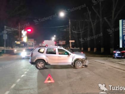 В Новочеркасске водитель иномарки пытался повернуть на запрещающий сигнал светофора и устроил ДТП, видео