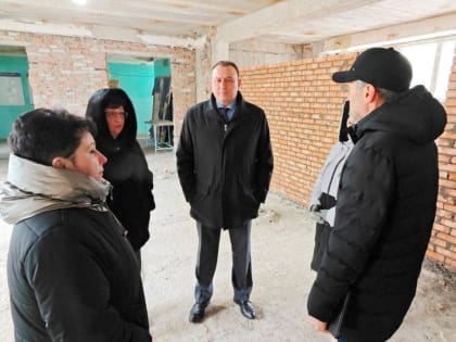 Юрий Мариненко счел недостаточным число рабочих на ремонте детсада и школы