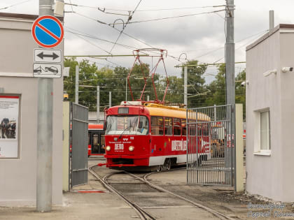 Прогулка на колесах: в Таганроге обкатывают туристический трамвай