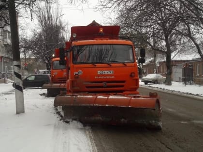 На дорогах Таганрога работает коммунальная техника