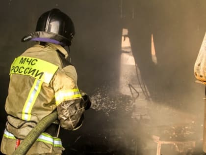 В Новочеркасске во дворе пятиэтажки загорелся автомобиль