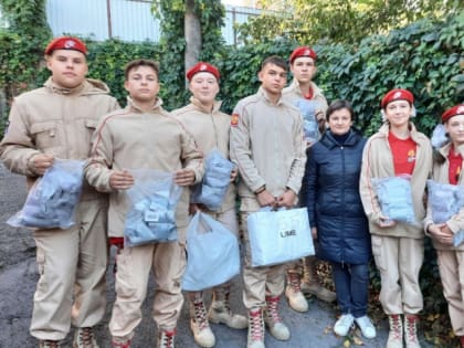 Подсумки, окопные свечи и маскировочные сети научились делать юнармейцы-ученики гимназии №5 в Морозовске