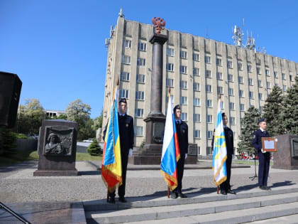 Таганрожцы возложили цветы к стеле «Город воинской славы»