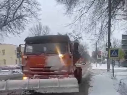 В Батайске продолжаются работы по уборке снега