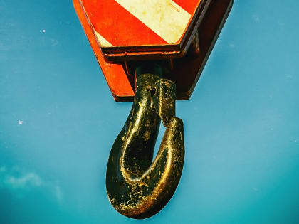 Строительный кран рухнул на легковушку в новом жилом районе Ростова