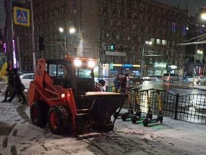 В Ростове коммунальщики обрабатывают дороги от гололеда