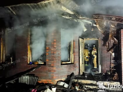 Новочеркасские пожарные работали на крупном пожаре в Аксае, видео