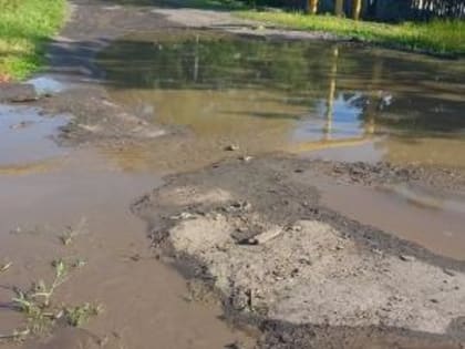 В Новошахтинске коммунальщики затопили двор, выкачивая воду из ямы на улице