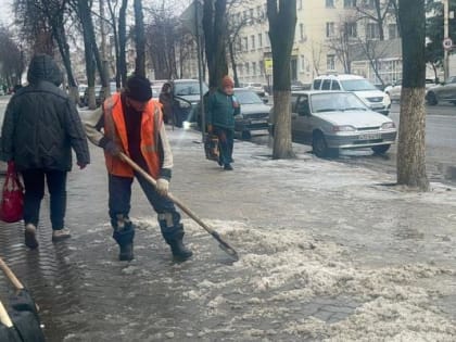 В Шахтах продолжаются работы по устранению последствий непогоды