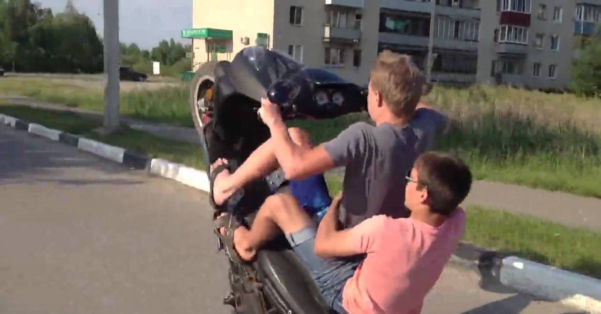 Мальчик на скутере