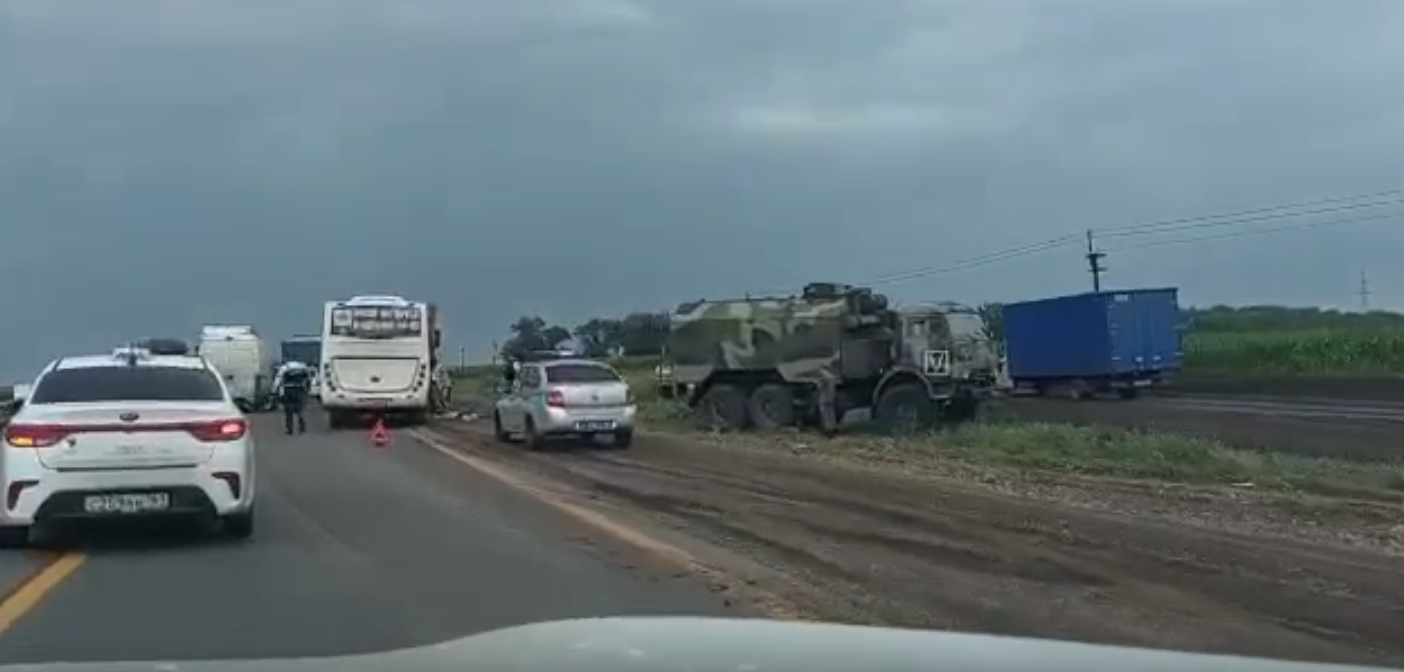 Ростов новошахтинск пробка. ДТП С военными автомобилями. Трасса Дон.