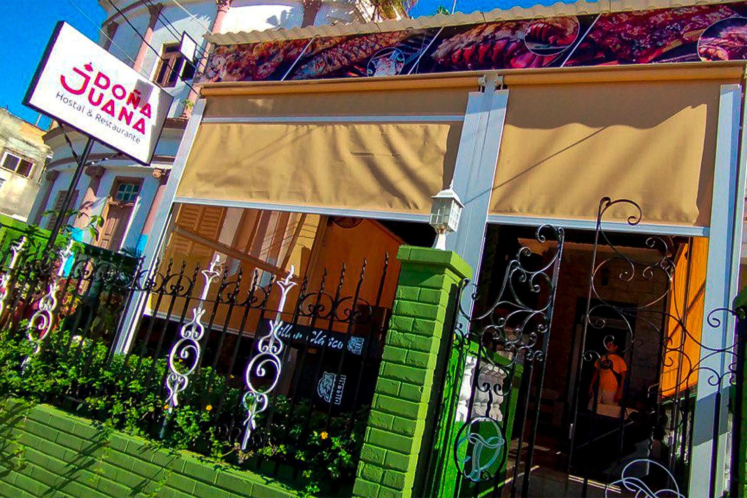 Fachada del Hostal Doña Juana en Vedado, La Habana