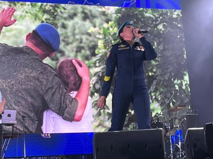 На главной площади Улан-Удэ десятки тысяч зрителей хором спели «Офицеров» с Олегом Газмановым