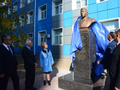 Вести Бурятия: В Улан-Удэ состоялось торжественное открытие бюста ректора БГПИ им. Доржи Банзарова