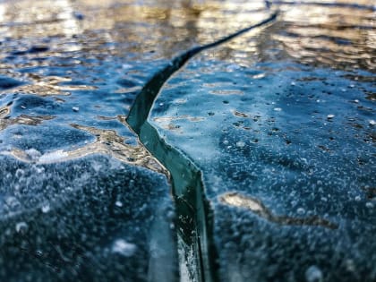 В Бурятии на льду озера Гусиное обнаружена огромная трещина