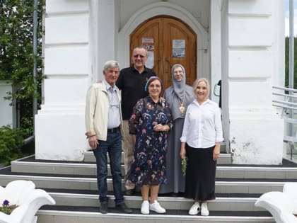 В Бурятии Сретенский монастырь посетили благотворители, восстановившие храм 25 лет назад