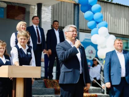 Глава Бурятии побывал на школьной линейке в качестве родителя