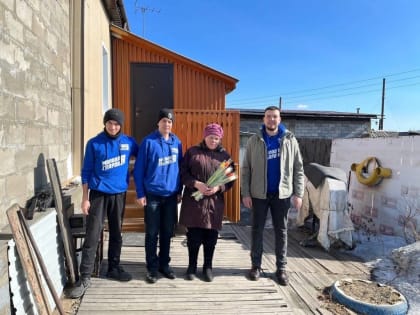 Активисты "Единой России" поздравили с праздником маму мобилизованного