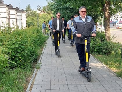 Улан-удэнские чиновники покатались на электросамокатах по городу