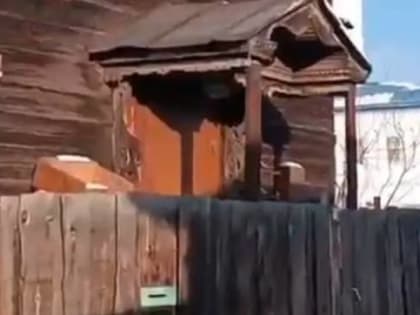 В Улан-Удэ пенсионер с сыном-инвалидом выживают в столетнем доме-развалюхе