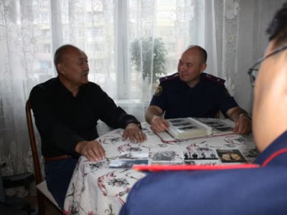 Сотрудники следственного управления поздравили ветерана службы криминалистики с профессиональным праздником
