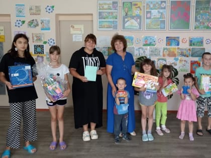 В Прибайкалье молодожёны подарили детям-сиротам канцелярию