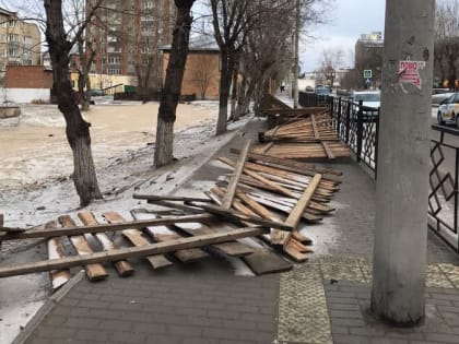 Штормовой ветер в Улан-Удэ снес забор и дорожный знак