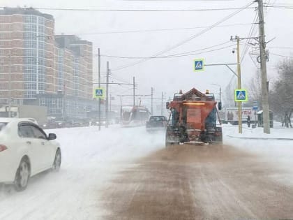 В Улан-Удэ из-за снегопада начали активно подсыпать дороги