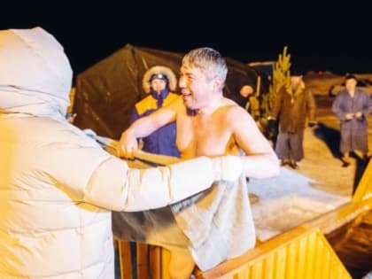 Глава Бурятии Алексей Цыденов окунулся в крещенскую купель на Байкале