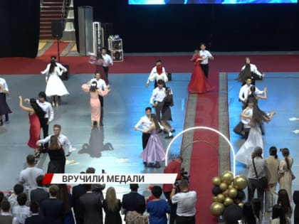 В Бурятии выпускников отличников наградили медалями за особые успехи в учебе