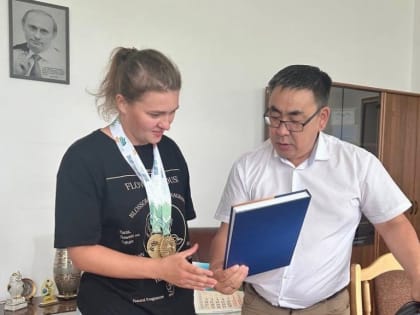 Ректор БГСХА Бэликто Цыбиков поздравил золотую медалистку Летних игр сурдлимпийцев Анну Гнеушеву