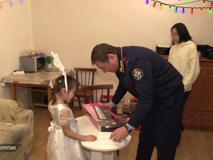 Руководитель следственного управления исполнил желание двух маленьких девочек, которые очень любят музыку