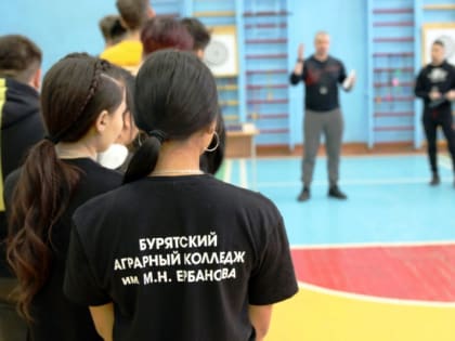 Полицейские Бурятии встретились с будущими кинологами и ветеринарами