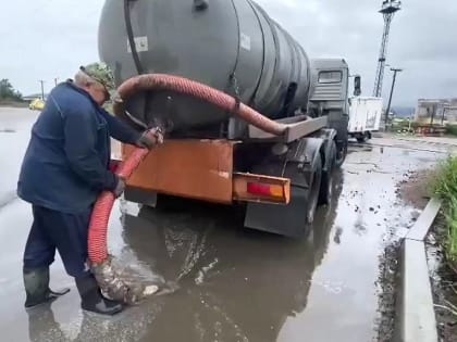 В Улан-Удэ откачивают воду с городских улиц