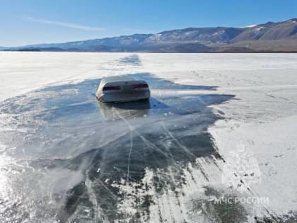 На Байкале под лёд провалился ещё один автомобиль