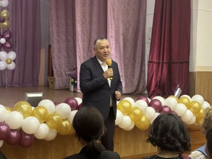 Председатель Улан-Удэнского горсовета поздравил выпускников школы №51