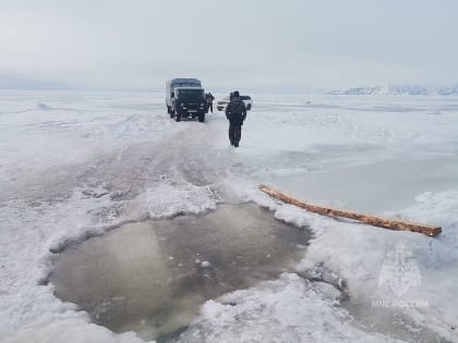 МЧС Бурятии предупреждает об аномальной толщине льда на Байкале