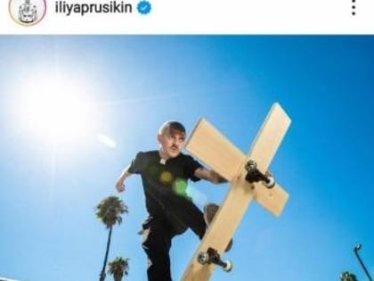 Солист Little Big прокатился на кресте в образе пастора. Понравилось не всем