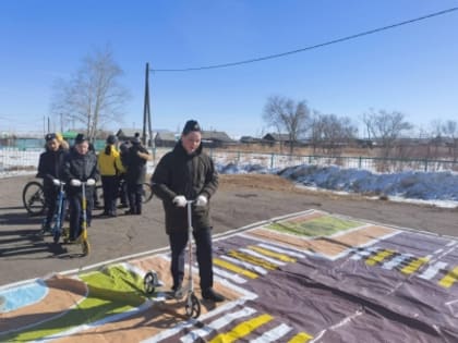 В Селенгинском районе сотрудники ГИБДД и инспектор ПДН провели для учеников полицейского класса МБОУ «Загустайская СОШ» занятие-практикум по изучению дорожной инфраструктуры и повт