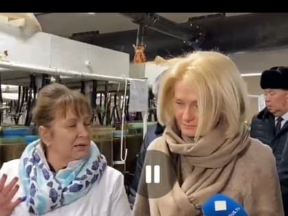 Вице-премьер правительства России Виктория Абрамченко и глава Бурятии Алексей Цыденов посетили «роддом для омуля»