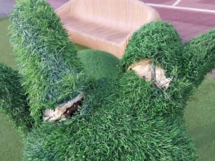 В Улан-Удэ вандалы уничтожают зеленые фигуры на площади Советов