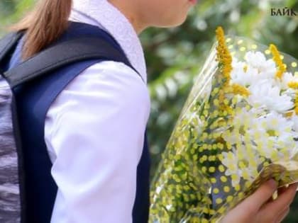 «Современный формат»: Жителей села в Бурятии возмутила школьная линейка «для избранных»