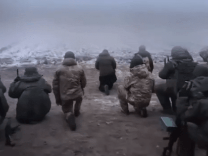 В соцсетях появилось видео молитвы сотен российских солдат перед штурмом