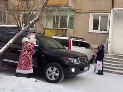 По Улан-Удэ ездит бесплатное такси с Дедом Морозом