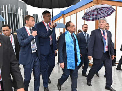 Премьер-министр Малайзии ознакомился с бурятскими вертолетами на Восточном экономическом форуме