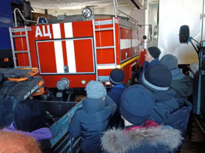 В Бурятии детям понравилась лесопожарная техника